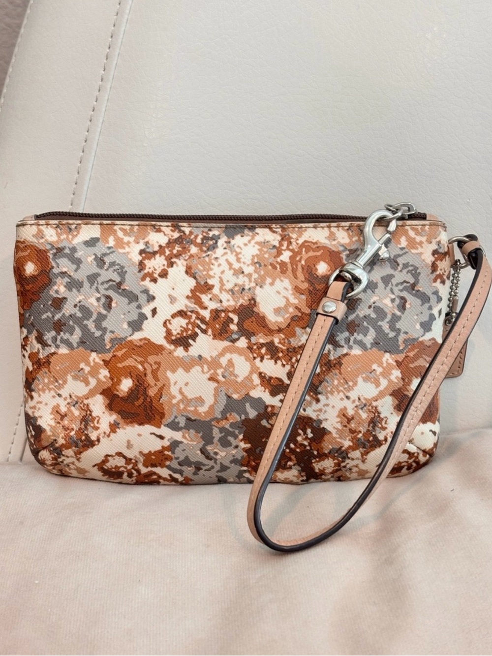 🌸🌼Beautiful Floral Coach Peyton Wristlet 🌼🌸 - Picture 6 of 12